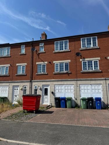 Spacious, Sleeps 14, 3 bathrooms, Central, Parking, Grimsby, Grimsby (photo 3)