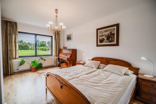 Parkside Haven with 4 Bedrooms & free parking, Любляна (фото 2)