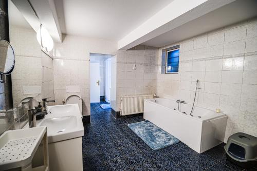 Parkside Haven with 4 Bedrooms & free parking, Любляна (фото 10)