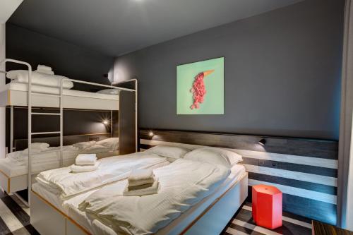 2 twin beds, 2 bunk beds