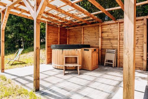 Джакузі, Chatka na Wzgórzu, Jacuzzi, Staw z możliwością łowienia ryb, Cisza, Spokój (Chatka na Wzgorzu, Jacuzzi, Staw z mozliwoscia lowienia ryb, Cisza, Spokoj) in Барчево