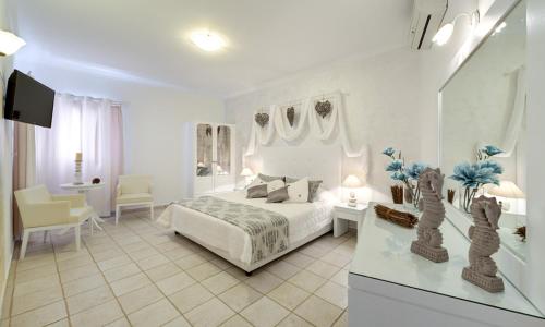 1 king bed, 2 sofa beds