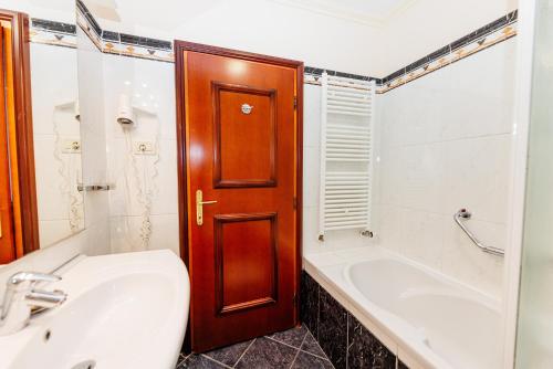 Superior Double Room with Balcony and Sea View image 8