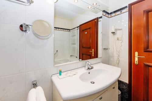 Superior Double Room with Balcony and Sea View image 5