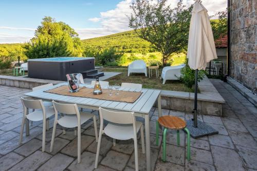 Dārzs, Stone Garden Villa, Heated Pool & Outdoor Cinema in Tijarica