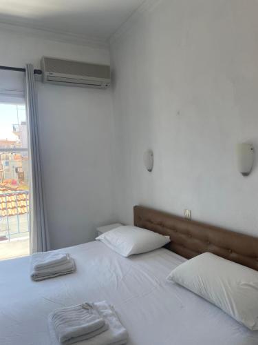 Double Room with Partial Sea View image 7
