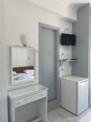 Double Room with Partial Sea View image 3