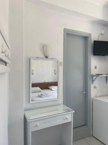Double Room with Partial Sea View image 4