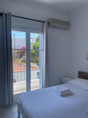 Double Room with Partial Sea View image 5