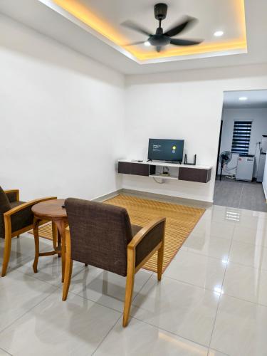 Adra Homestay UTM Taman Sri Pulai near Paling Muo Cafe (Mee Bandung)