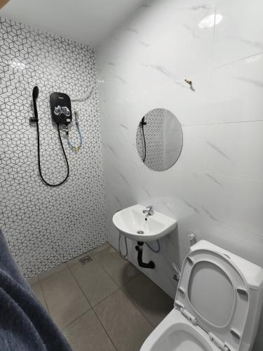 Adra Homestay UTM Taman Sri Pulai near Paling Muo Cafe (Mee Bandung)