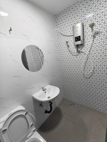 Adra Homestay UTM Taman Sri Pulai near Paling Muo Cafe (Mee Bandung)