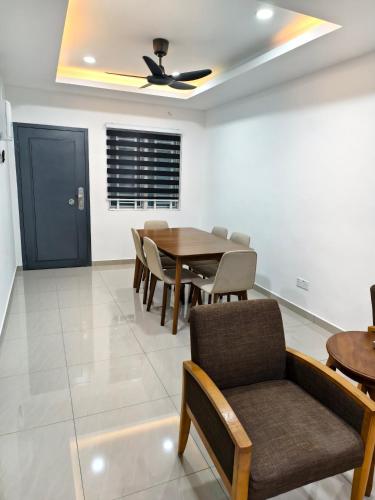 Adra Homestay UTM Taman Sri Pulai near Paling Muo Cafe (Mee Bandung)
