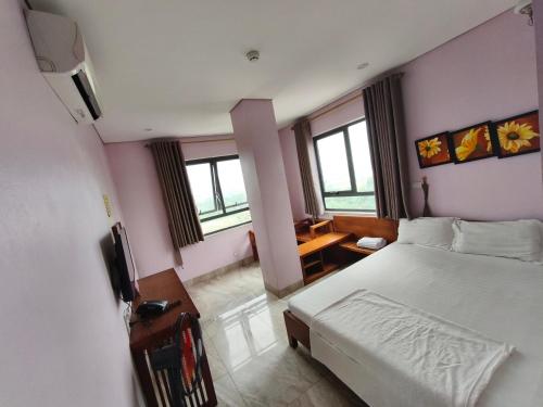 Bốn Mùa Hotel