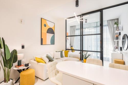 Stylish Contemporary Home in JVC with Chic Interior, Dubaj