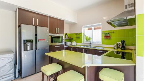 ห้องครัว, Bright 3BDR House with Pool by Lovelystay in มอนเตกาเนลาส