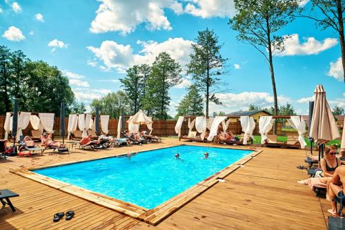 Úszómedence, Готель в Сімейному Екопарку Ясногородка (Готель в Сімеиному Екопарку Ясногородка) in Buzova