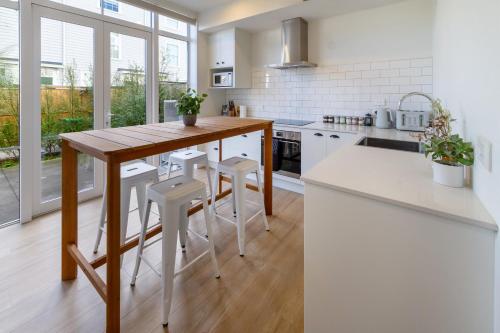 Facilities, Luxe City Stay, Sleeps 7, Free Car Park in Sydenham