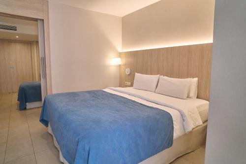 Superior Triple Room image 10