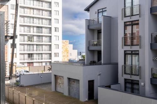 Manhattan On Coral Apartments - image 2