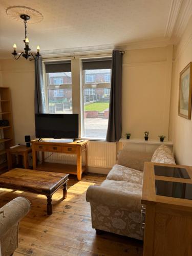 Large Traditional, Sleeps 8, 2 Baths, Train, Tram, Pubs, Market, Hucknall in Hucknall