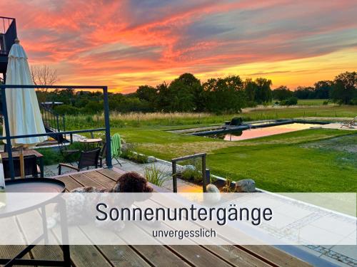 Dārzs, Landloft Linum - Ausgebaute Scheune mit Aussicht, Naturpool, Kamin, Sauna, Luxusausbau, handverlesen in Fehrbellin