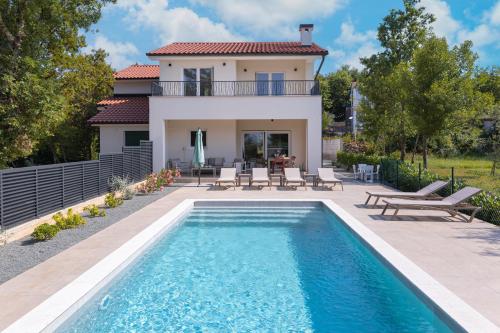 Villa Hidden with heated pool