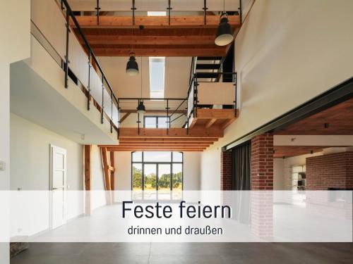 Koplietošanas atpūtas telpa ar TV, Landloft Linum - Ausgebaute Scheune mit Aussicht, Naturpool, Kamin, Sauna, Luxusausbau, handverlesen in Fehrbellin