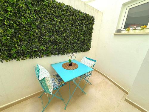 Central and bright beach apartment - image 5