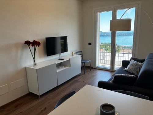 Moderno appartamento vista sul lago Maggiore in San Martino