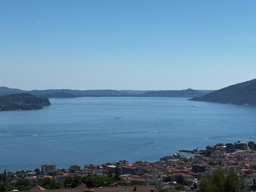Moderno appartamento vista sul lago Maggiore in San Martino