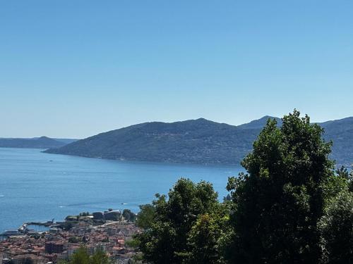 Moderno appartamento vista sul lago Maggiore in San Martino