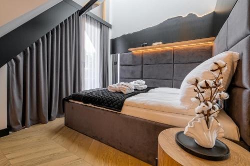 1 queen bed, 1 sofa bed