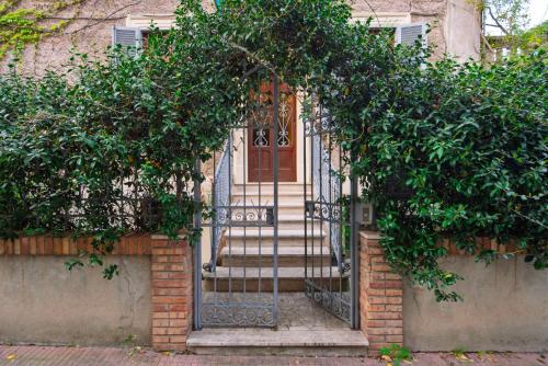 Villa Classical Roman Art - Monteverde with Garden, Rome (photo 3)