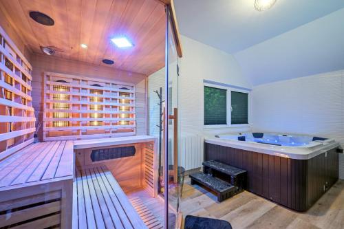 อ่างแช่น้ำร้อน, Holiday House with Pool and Wellness Area - Black Pearl in สเวติ คริซ ซาเชรตเย