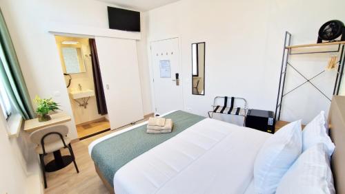 Standard Double Room image 10