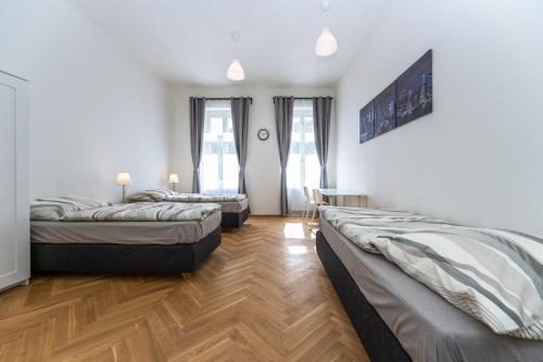 Four-Bedroom Apartment with Balcony  image 9