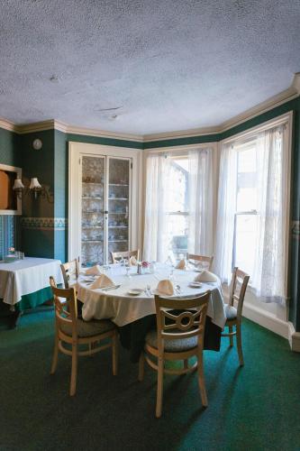 Stonehurst Manor Breakfast & Dinner Included in North Conway (NH)