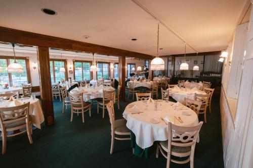 Restaurant, Stonehurst Manor Breakfast & Dinner Included in North Conway (NH)