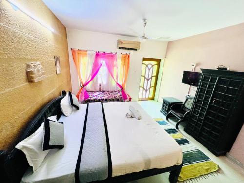 Deluxe King Room image 3