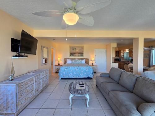 1 king bed, 1 twin bed, 1 sofa bed