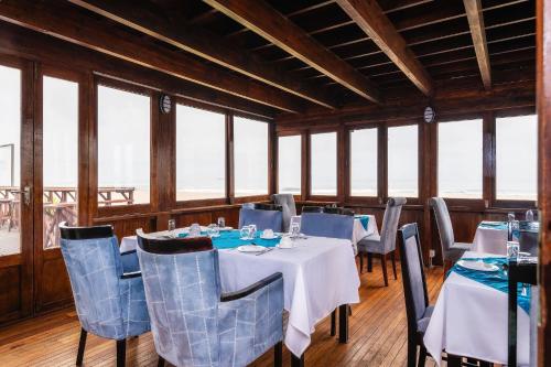 Jedzenie i napoje, Burning shore Hotel in Rand Rifles