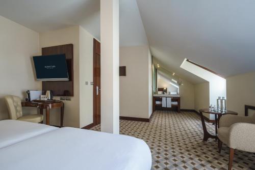 Double Room with Extra Bed image 3
