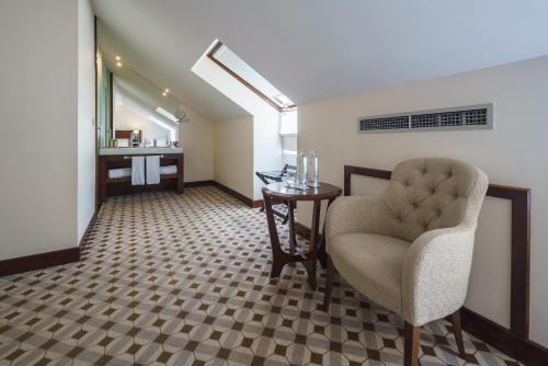 Double Room with Extra Bed image 4