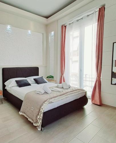 Queen Room with Balcony image 1