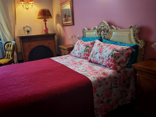 1 queen bed, 1 twin bed
