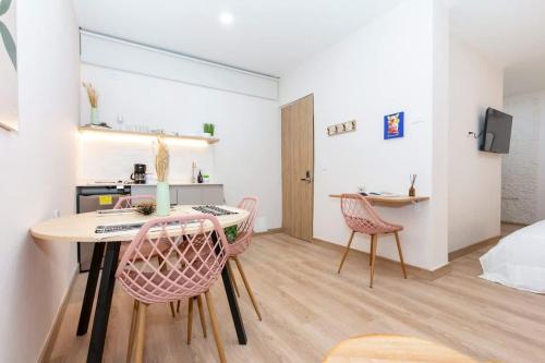 Spacious Apt -Laureles -AC -Smart Lock- WiFi, Medellín