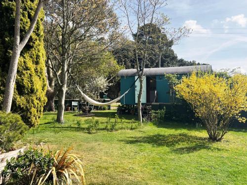 The Hollies Shepherds Hut by The Suffolk Cottage Collection - image 3