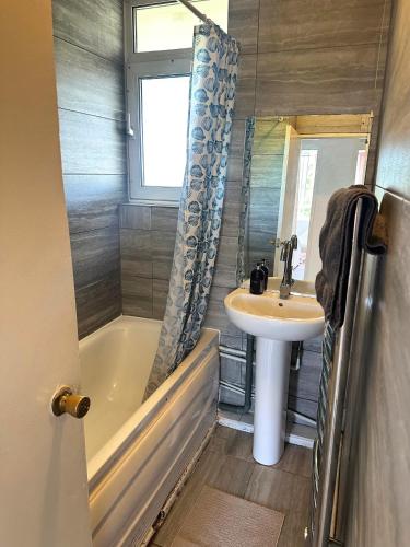 Central London Modern Apartment with 3 Bedrooms