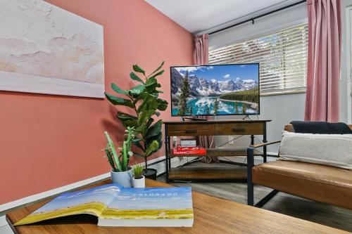 Hip & Urban Condo near the heart of Old Town - image 7